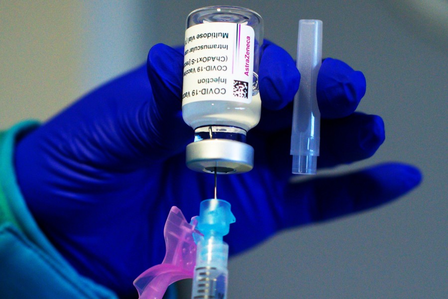 Британская фармкомпания AstraZeneca начала отзывать свою вакцину от COVID-19 