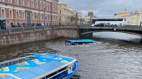 10 мая 2024 года. Автобус пробил ограду моста и упал в реку Мойку в Санкт-Петербурге. Фото: ТАСС.