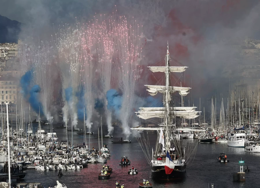 Олимпийский огонь на паруснике прибыл во Францию из Греции. Фотофакт