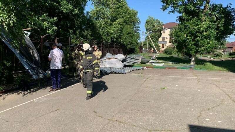 Сильный ветер снес часть кровли школы в Краснодаре перед последним звонком: пострадали 12 детей 