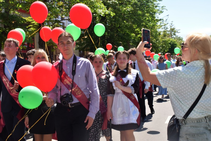Последний звонок и шествие выпускников в Бобруйске: фото и видео