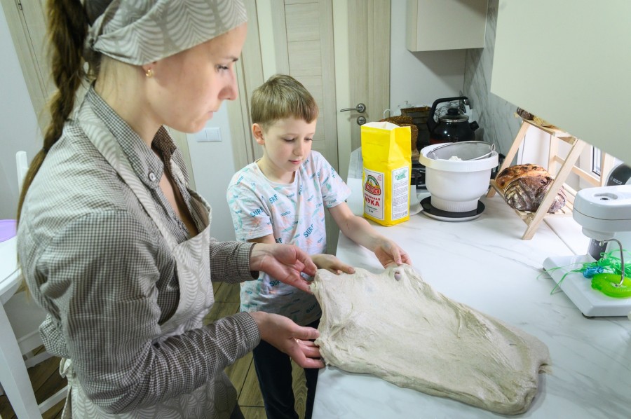 24.04.2024. Бобруйск. Кристина Пантеленко выпекает хлеб. Миша — мамин помощник.