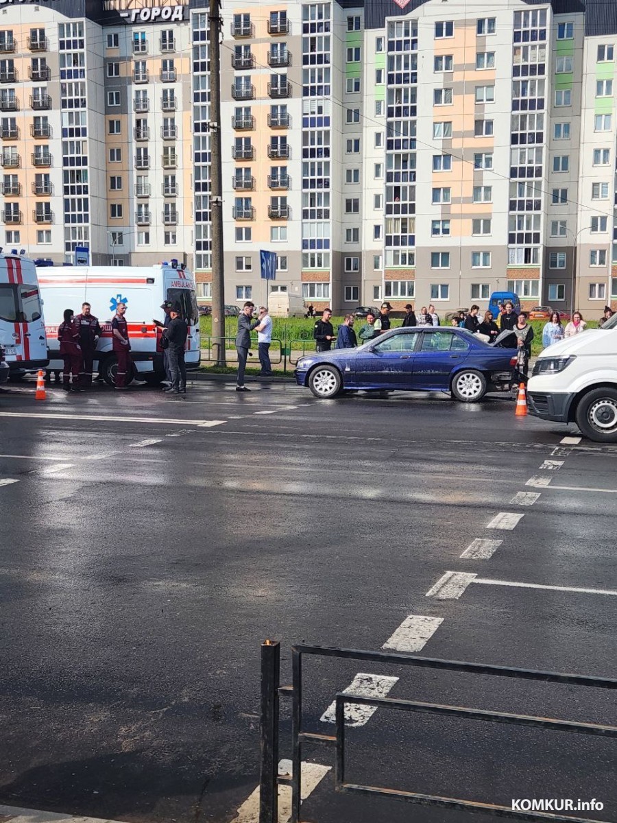 В Бобруйске маршрутка с пассажирами въехала в BMW, есть пострадавшие. Видео  столкновения. Дополнено: информация ГАИ