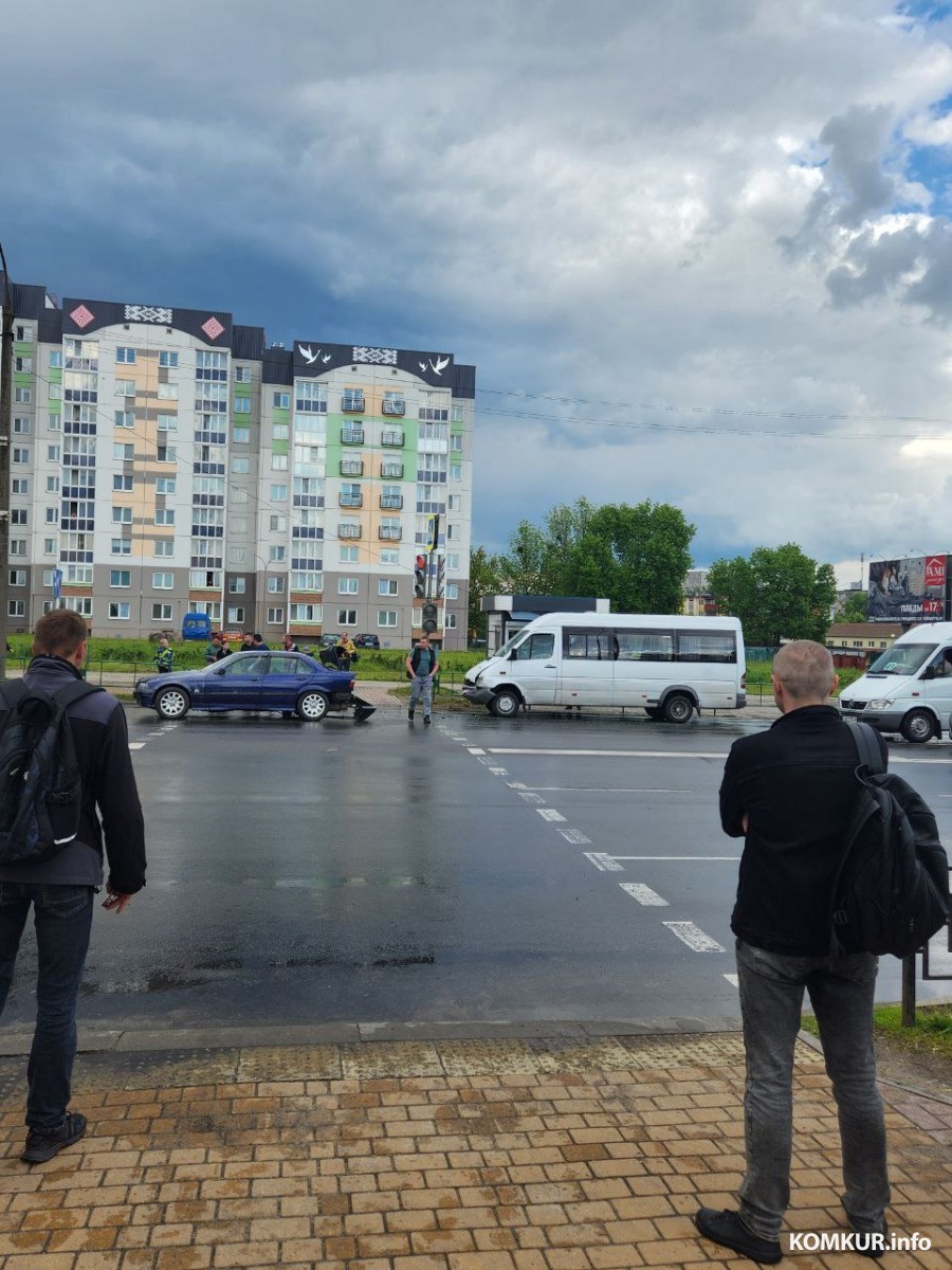 В Бобруйске маршрутка с пассажирами въехала в BMW, есть пострадавшие. Видео  столкновения. Дополнено: информация ГАИ