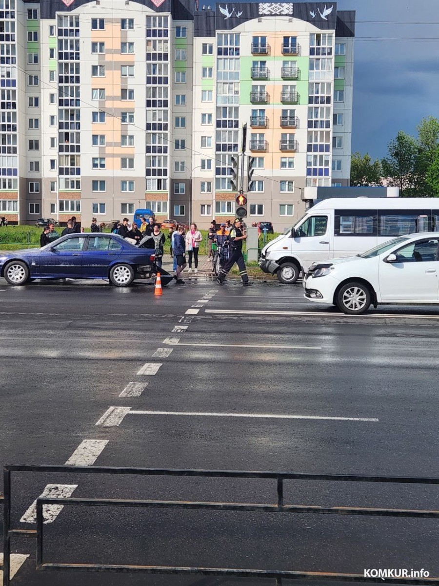 В Бобруйске маршрутка с пассажирами въехала в BMW, есть пострадавшие. Видео  столкновения. Дополнено: информация ГАИ