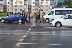 В Бобруйске маршрутка с пассажирами въехала в BMW, есть пострадавшие. Видео столкновения. Дополнено: информация ГАИ