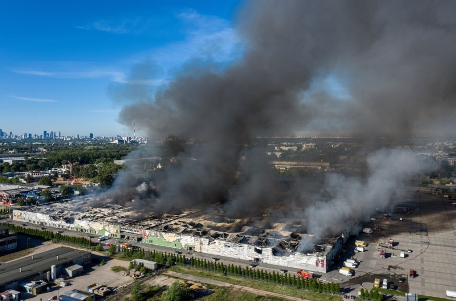 Торговый центр в Варшаве охватил гигантский пожар (видео)