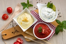 Майонез спешит на помощь: 5 нестандартных способов использования салатного соуса