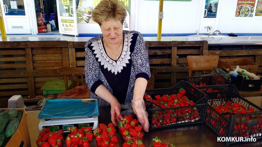 «Сезон большой клубники» на рынке Бобруйска: почем продают главную ягоду начала лета?