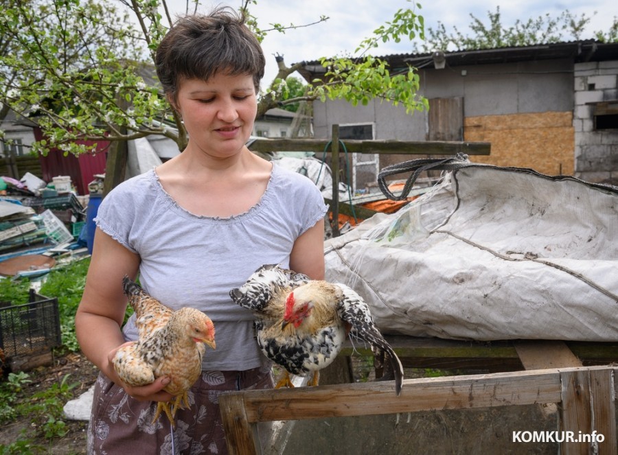 06.05.2024, Бобруйск. Марина Машук держит домашних животных на приусадебном участке.