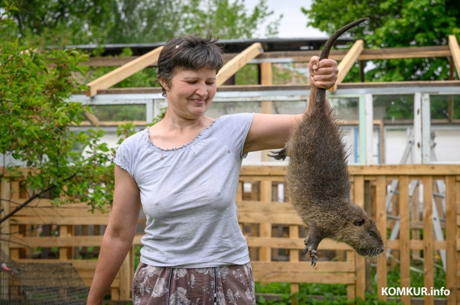 06.05.2024, Бобруйск. Марина Машук держит домашних животных на приусадебном участке.
