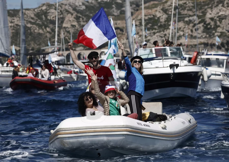 8 мая 2024 года. Зрители с лодок наблюдают за парусником «Белем», который несет Олимпийский огонь в Старый порт Марселя. Фото: Reuters.