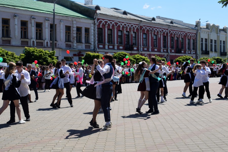 25 мая 2024 года. Выпускники на площади Победы. Фото: Денис Носов.