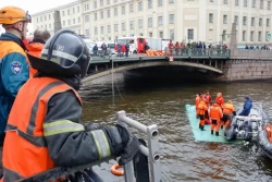 Погибли четыре человека, шестеро пострадали после падения пассажирского автобуса в реку в Санкт-Петербурге