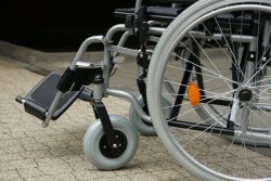 В каких случаях инвалида бесплатно довезут до центра соцобслуживания рассказали в Минтруда