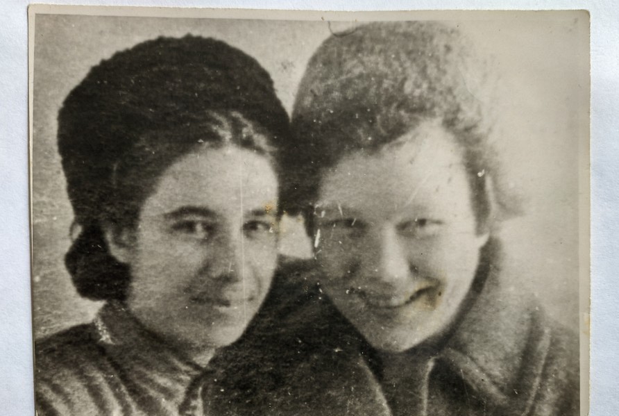 Екатерина Богдан (Увенкова) (справа) с подругой Екатериной Комаровой в годы войны.