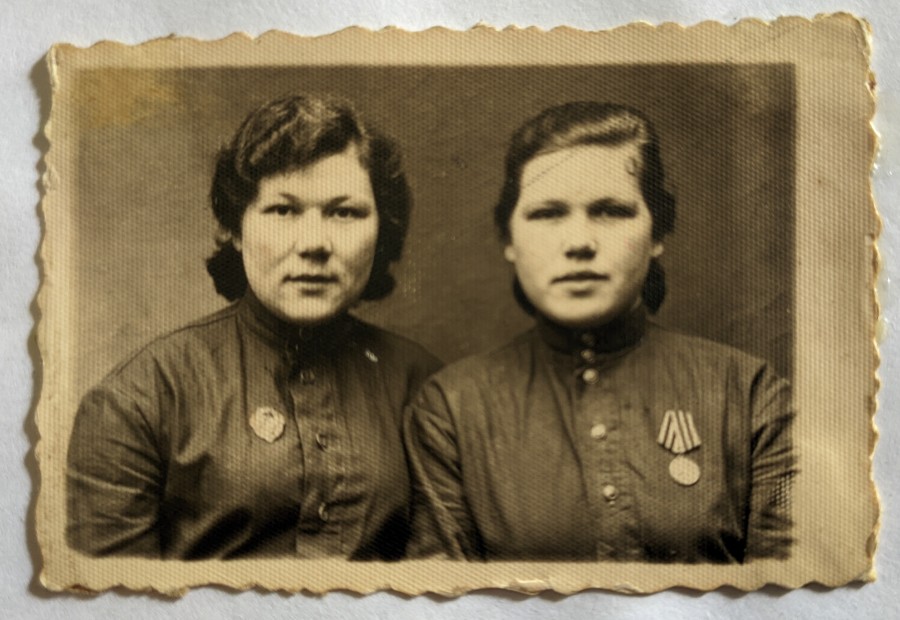 04.05.2023. Бобруйск. Та самая фотография с сестрой Полиной (Екатерина слева).