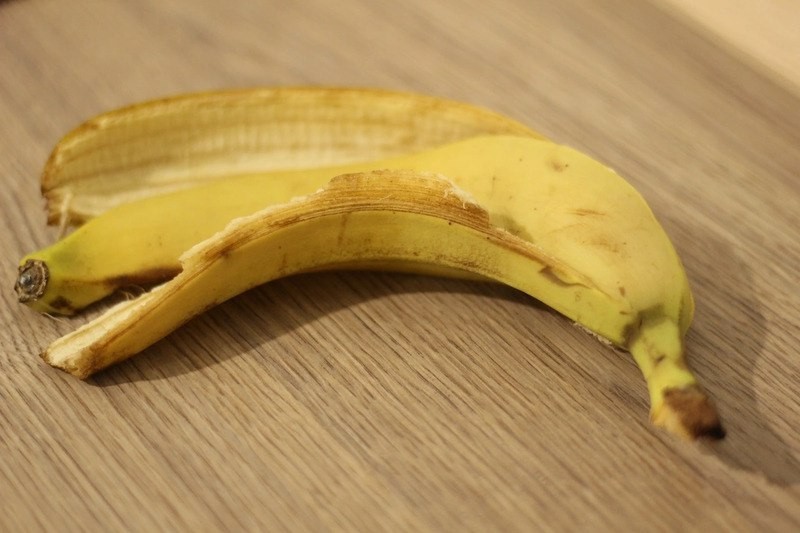 Избавляет от похмелья и зуда после укусов насекомых: 6 способов использования банановой кожуры