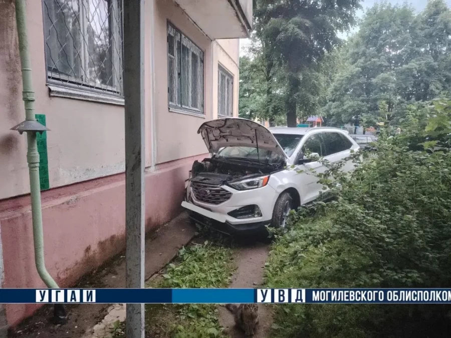 Ford врезался в жилой дом в Могилеве. Водитель погиб