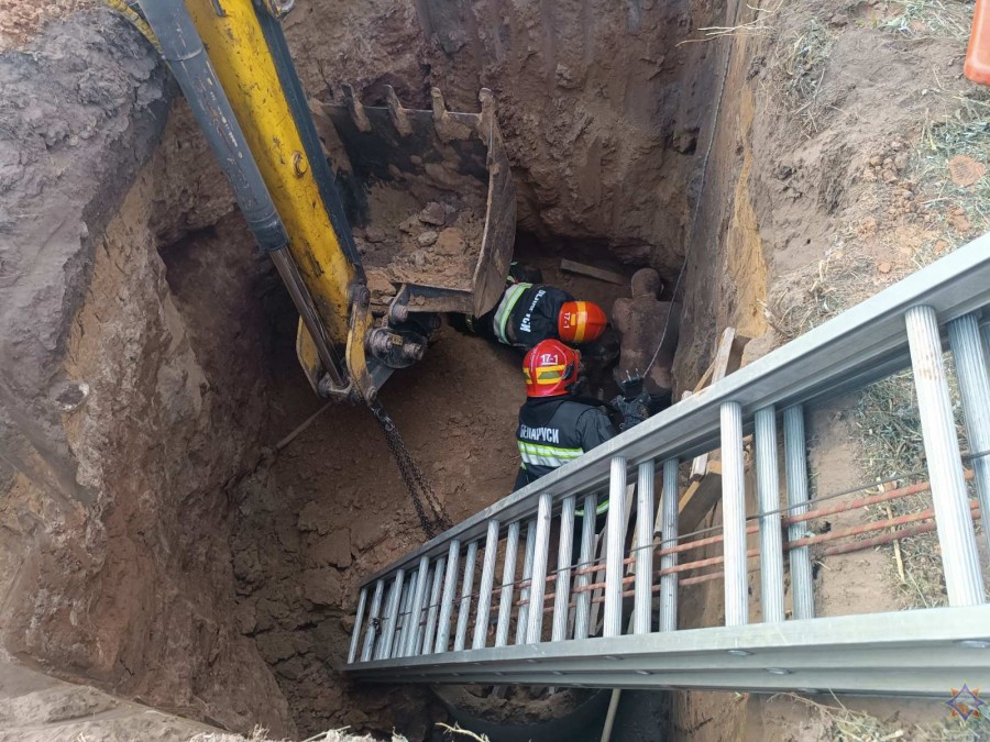 В Осиповичах мужчина оказался засыпан грунтом в яме для канализации (видео)