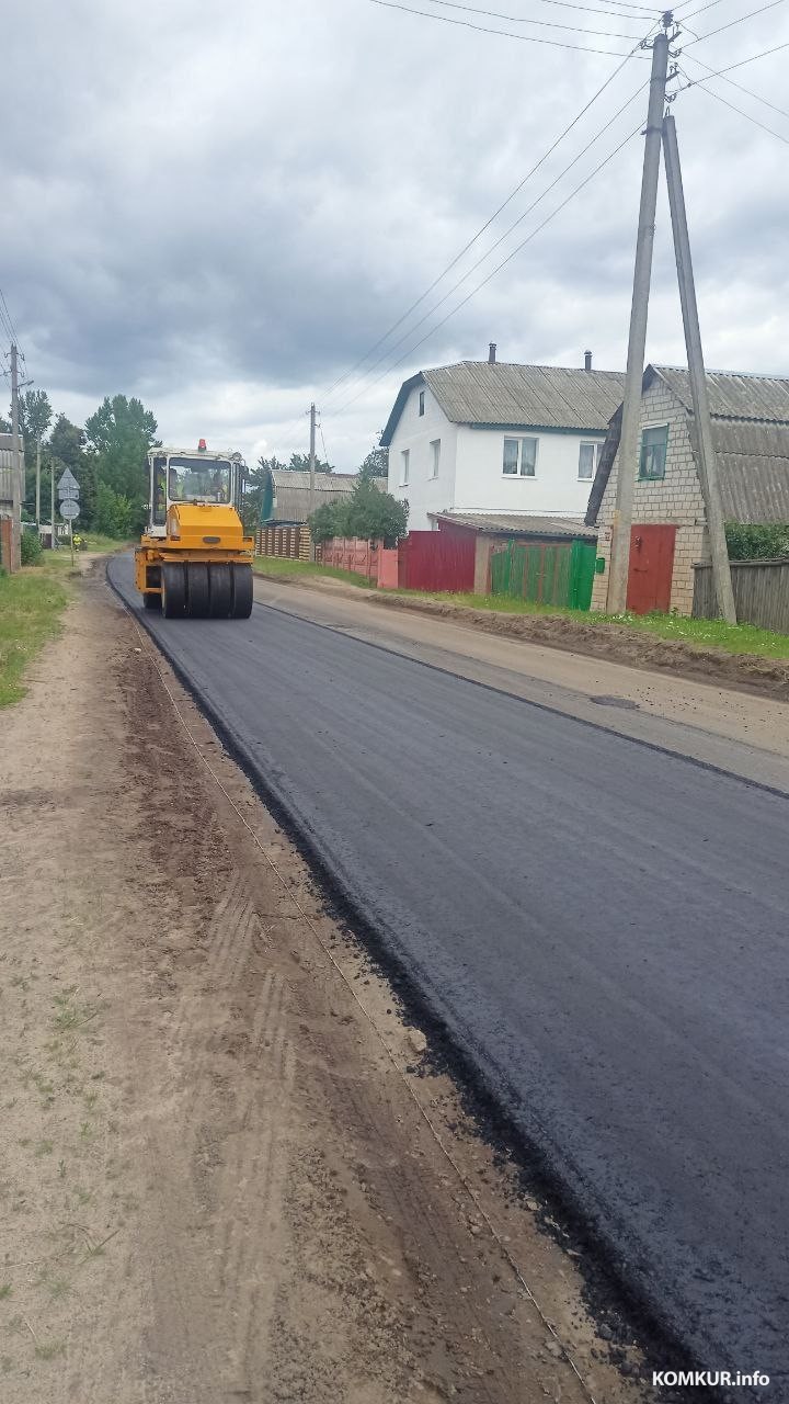 20.06.2024. Бобруйск. Укладка асфальта на ул. Комбинатской. Фото: Ирина Рябова.