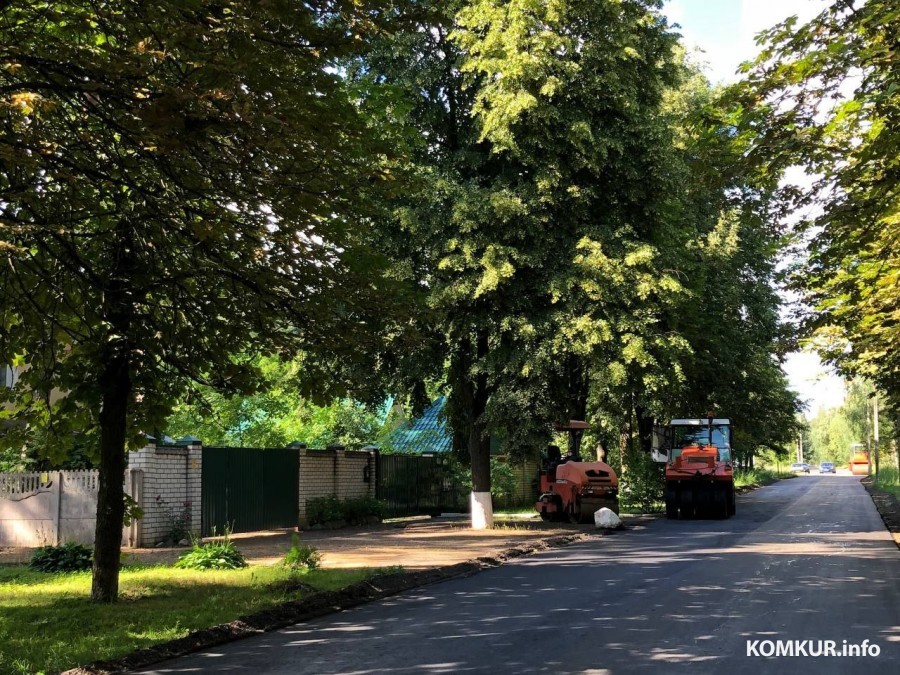 20.06.2024. Бобруйск. Укладка асфальта на ул. Наро-Фоминской. Фото: Галина Чирук.