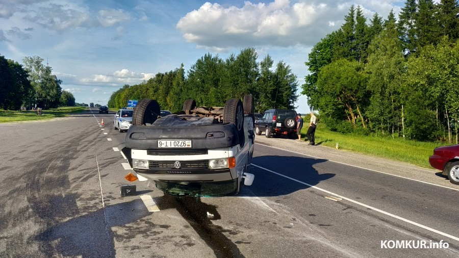 В Бобруйском районе в результате ДТП перевернулся микроавтобус. На место приезжали медики (видео)