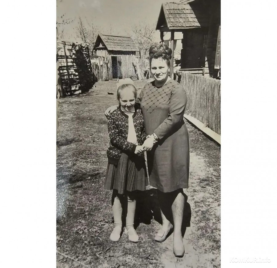 Анна Викторовна с дочкой Татьяной в Заполье. 1974-1975 гг.
