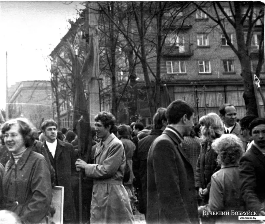 На заднем плане легенд кафе «Березка». Могилев, конец 1970-х.