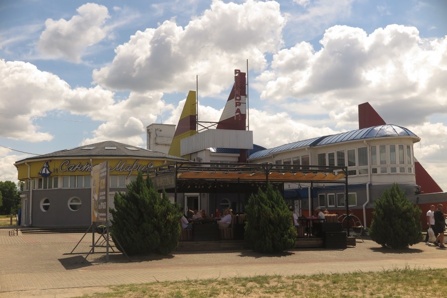 Июнь 2024 г. Могилев, Симонова. Ресторан «Санта-Мария» выглядит кораблем и находится на берегу Святого озера.