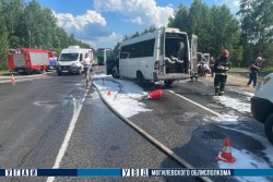 Под Бобруйском маршрутка столкнулась с трактором. 13 человек обратились за медпомощью (видео спасения пассажиров)