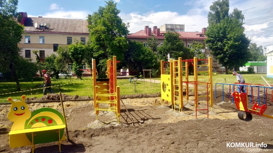 В старом бобруйском дворе установили новую игровую площадку. Где еще скоро зазвучат детские голоса? (адреса)