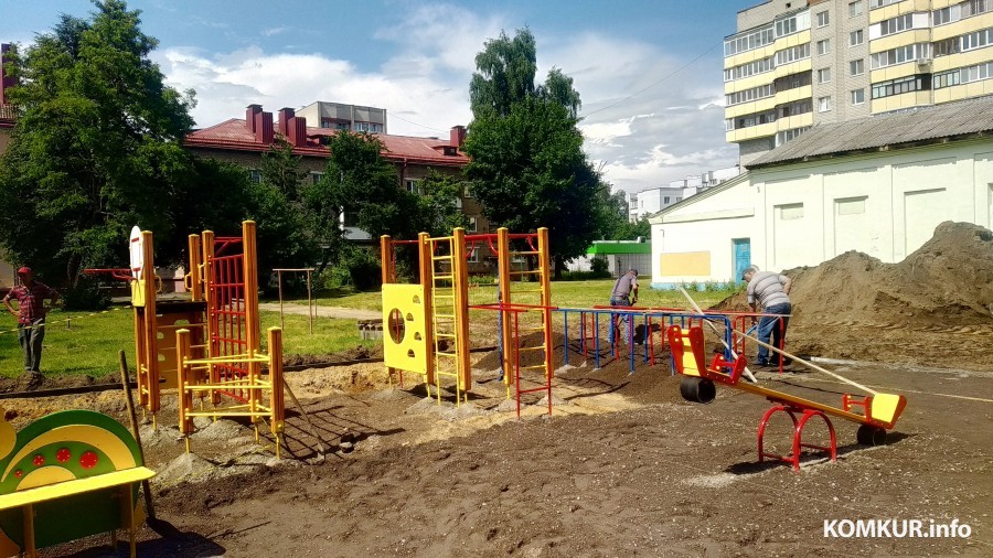 3.06.2024. Бобруйск. Установка детской площадке во дворе домов № 14 – 18 по Минской