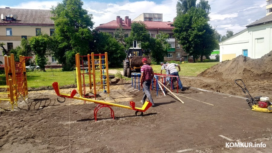 3.06.2024. Бобруйск. Установка детской площадке во дворе домов № 14 – 18 по Минской