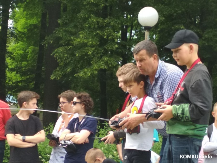 11 июня 2024г. В городском парке Бобруйска проходят Республиканские соревнования по судомодельныму спорту среди школьников