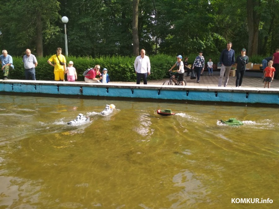 11 июня 2024г. В городском парке Бобруйска проходят Республиканские соревнования по судомодельныму спорту среди школьников