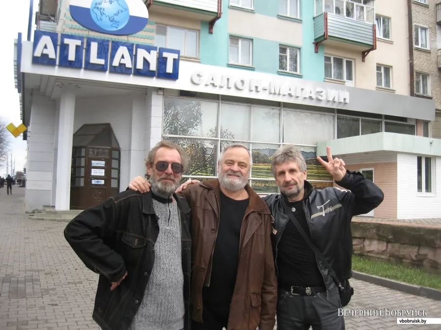 Владимир Кутузов, Евгений Байков и Евгений Булова возле легендарного кафе в его магазинный период, 2017 год.