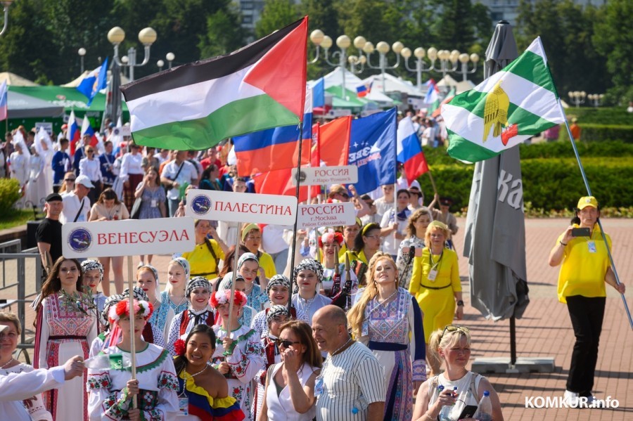 Торжественное шествие делегаций международного фестиваля народного творчества «Венок дружбы»