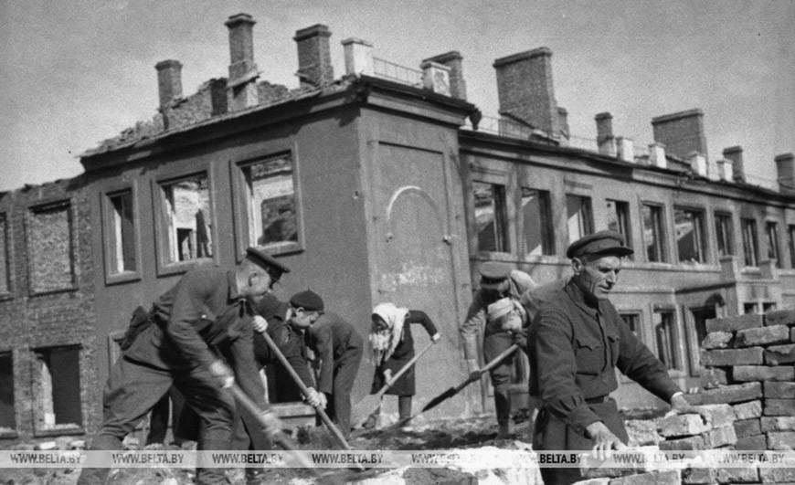 Август 1944 года. Бывшие партизаны на восстановлении Бобруйска. Фото Владимира Лупейко.