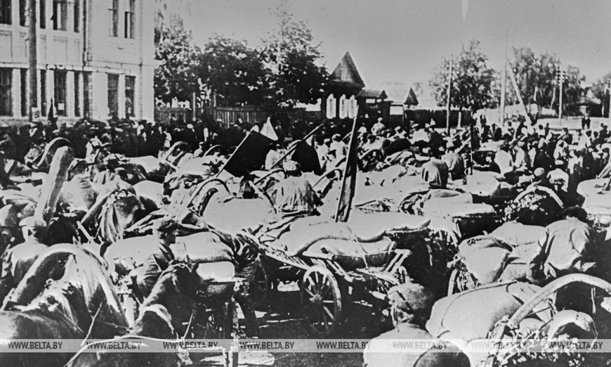 1 февраля 1929 года. Красные обозы с хлебом на площади у райисполкома. Фото БЕЛТА.