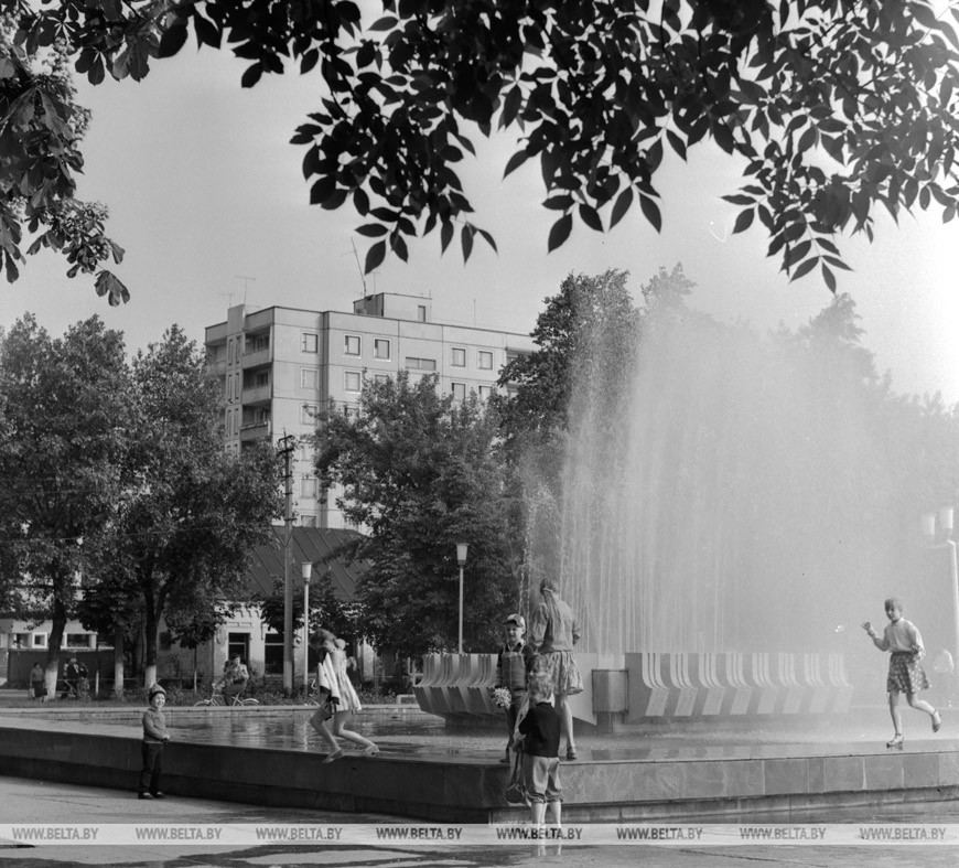 18 июня 1987 года. У фонтана на площади имени В. И. Ленина. Фото Владимира Шубы, Юрия Павлова.