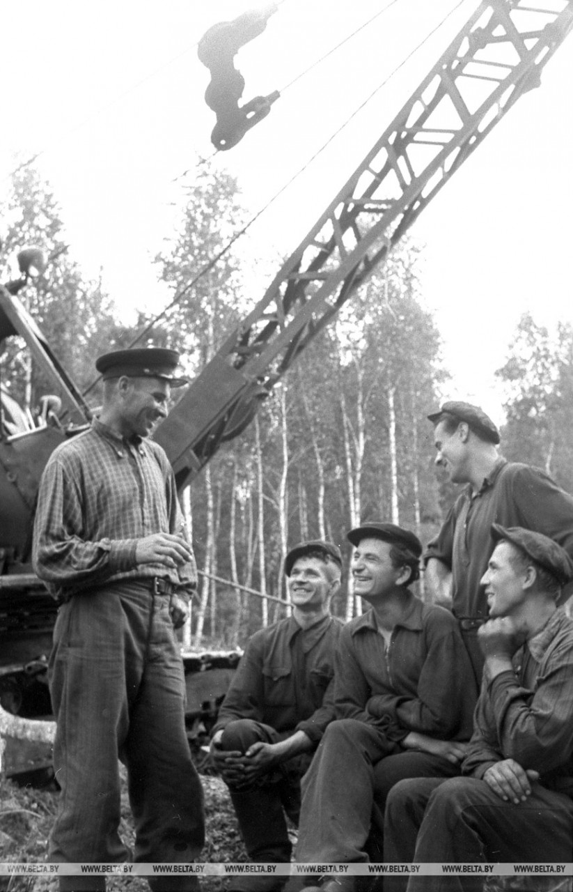 28 августа 1954 года. Машинист Бобруйской машинно-мелиоративной станции Ф. Фробов беседует с членами своей бригады. Фото Чеслава Мезина.