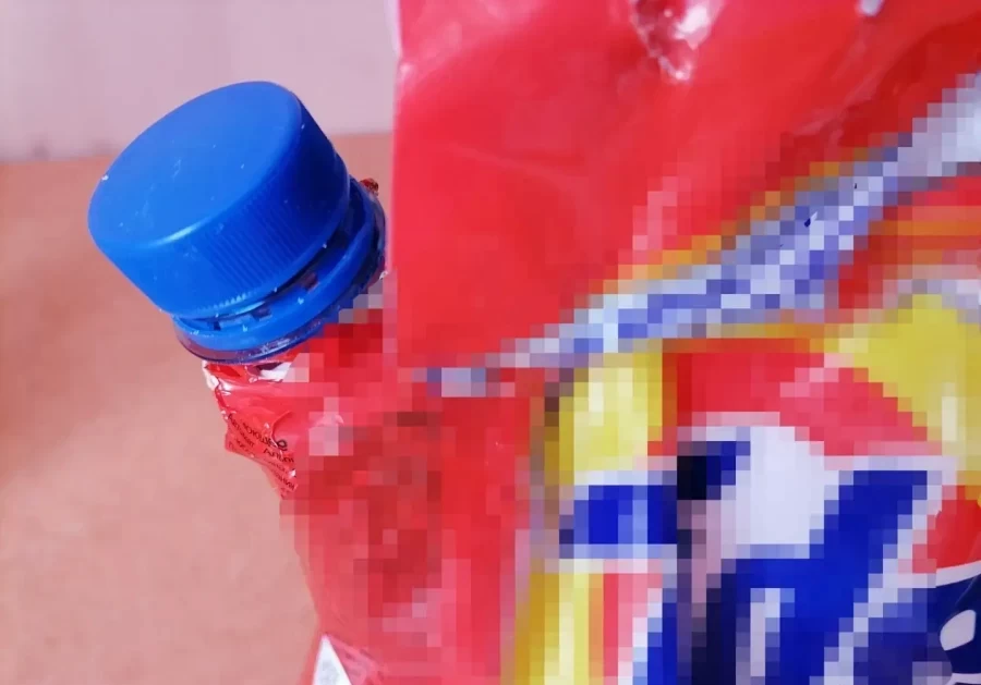 Из горлышка пластиковой бутылки можно соорудить удобный «носик» с крышкой для пакета стирального порошка.
