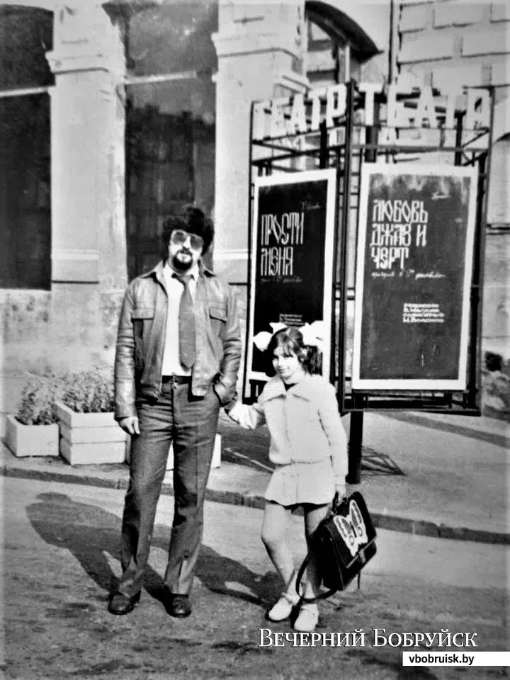 Марат и его дочь Ирина сфотографировались на фоне драмтеатра не случайно. Да здравствует настоящее творчество! Вторая половина 1980-х годов.