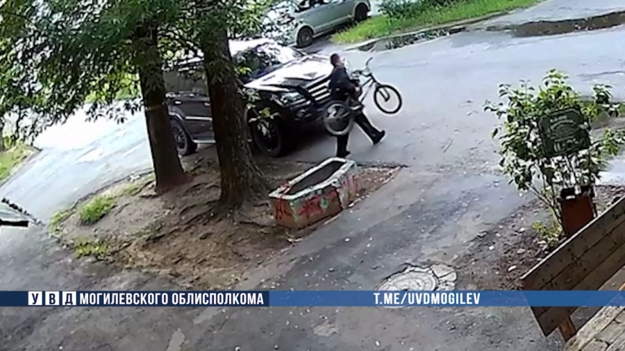 В Бобруйске мужчина пытался украсть у школьника велосипед. Трос не помог (видео)