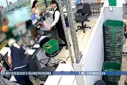 Работник бобруйского магазина украл деньги покупателя