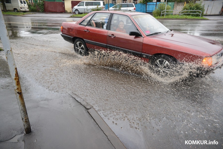 Пешехода обдала водой приезжающая машина. Привлекут ли водителя к ответственности?