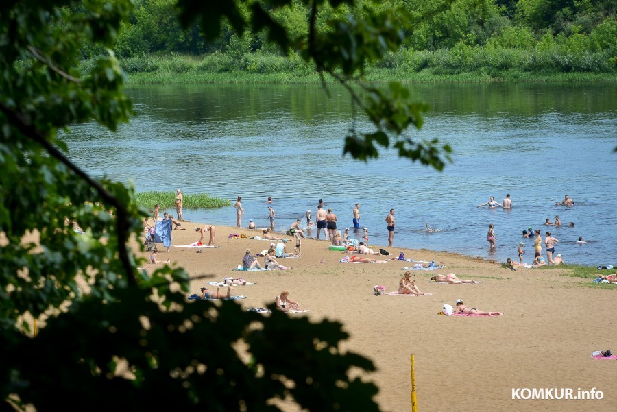 Голая девушка загорает на пляже в песке