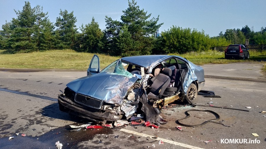 Лобовая авария на въезде в Бобруйск. Водителя иномарки из салона «вырезали» спасатели (видео)