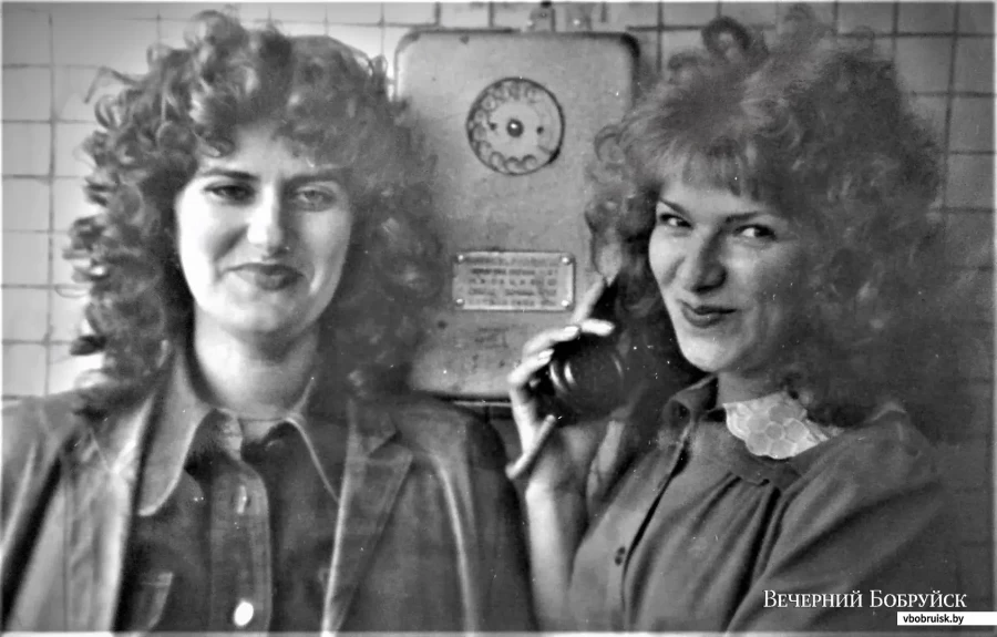 Алла и Наташа – многое в те годы зависело от двух копеек, необходимых для телефонного звонка, 1977 год.